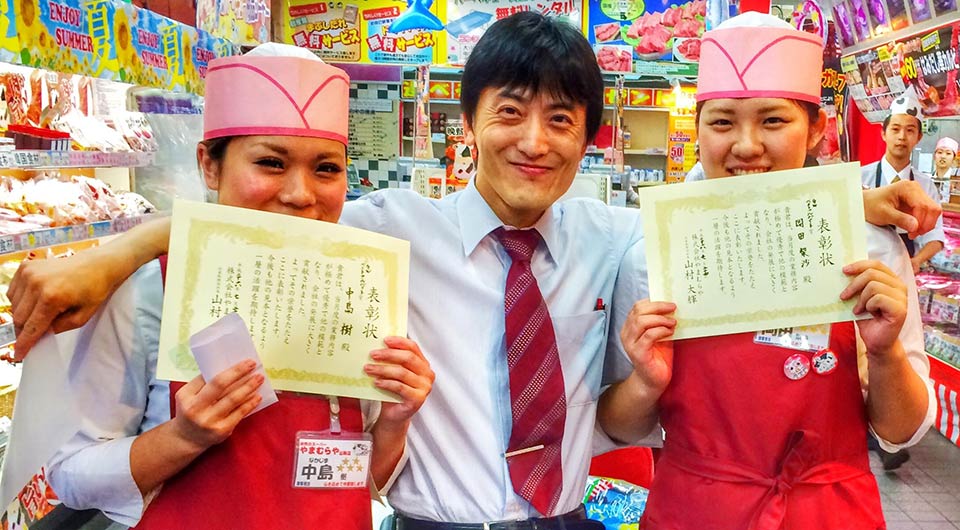 山村宙載氏、店頭で社員と