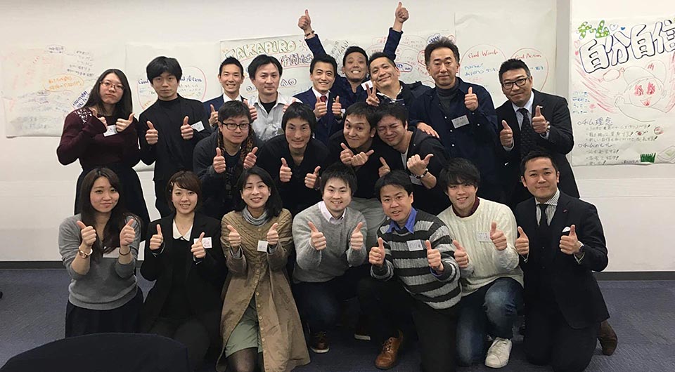 山村宙載氏、社員といっしょに